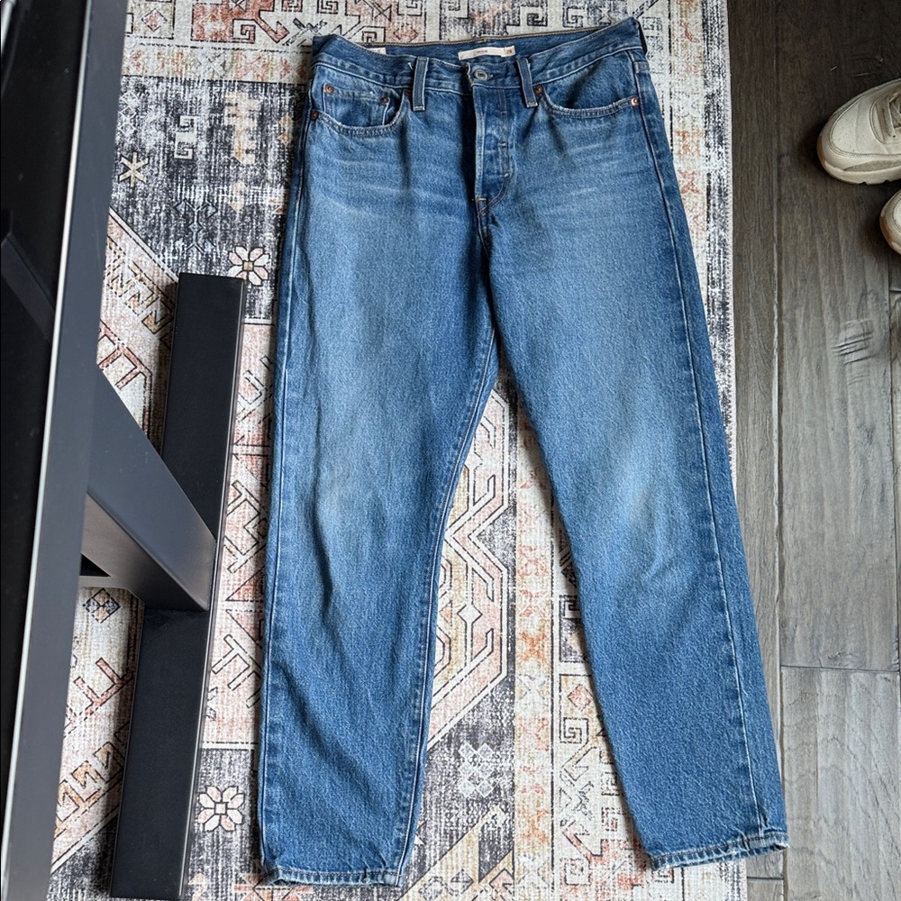 Levi's Mid-Wash Cropped Jeans